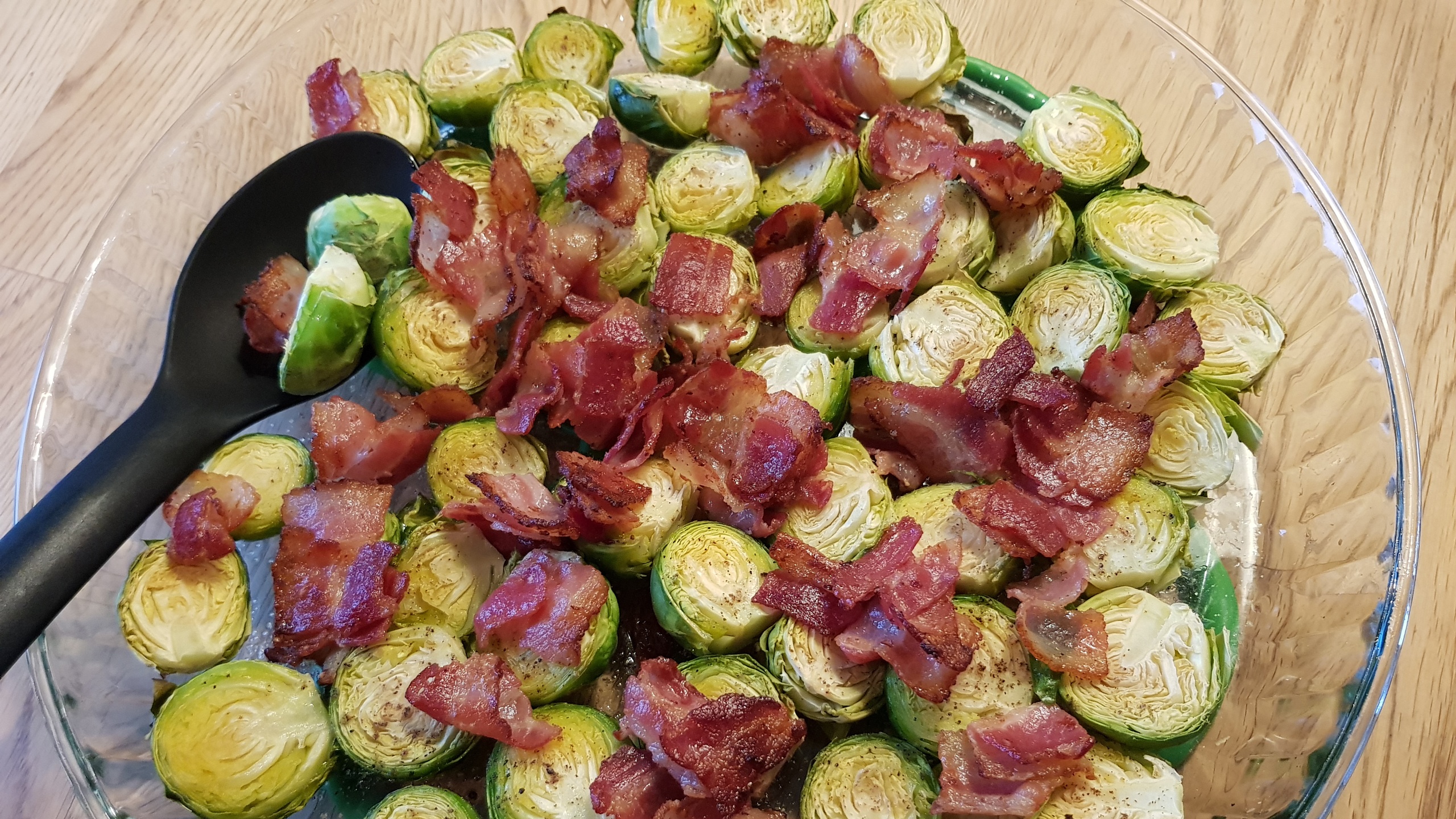 Krispig och gyllenbrun ugnsrostad brysselkål med olivolja och parmesan.