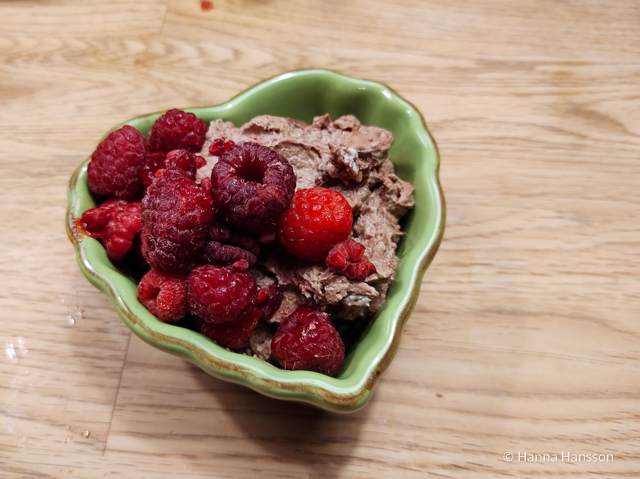 LCHF Chokladmousse med hallon i en grön portionsskål